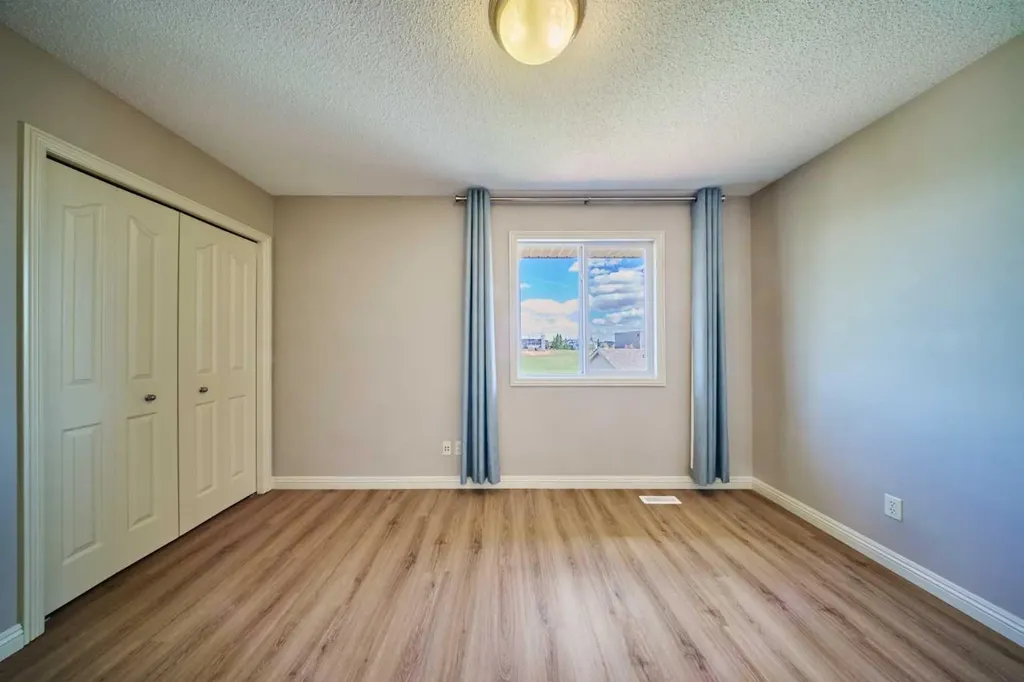 383 Prestwick Close SE Calgary AB T2Z 4Y5
