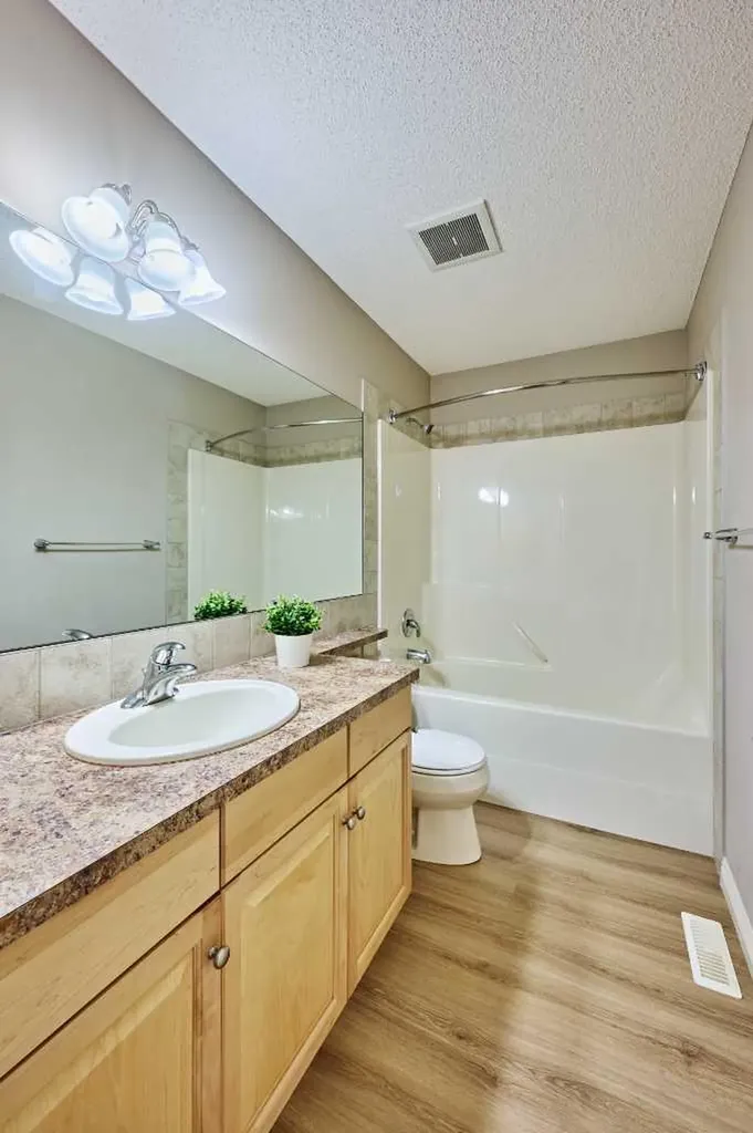383 Prestwick Close SE Calgary AB T2Z 4Y5