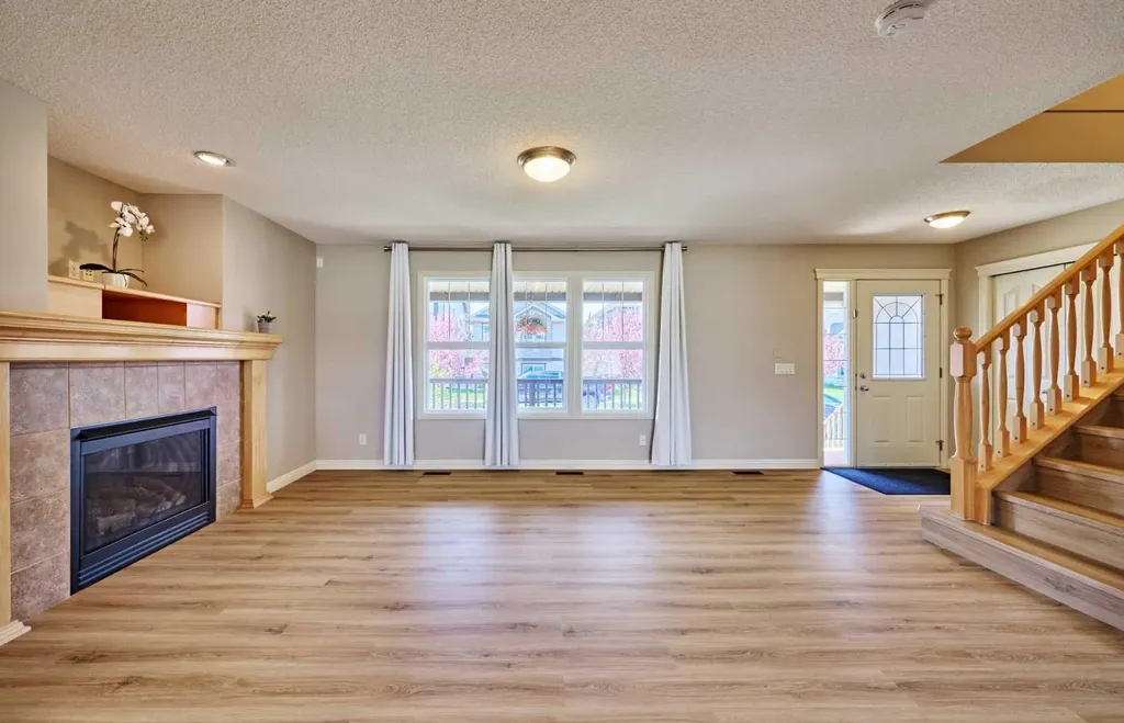 383 Prestwick Close SE Calgary AB T2Z 4Y5