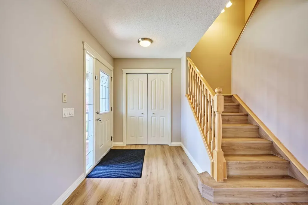 383 Prestwick Close SE Calgary AB T2Z 4Y5