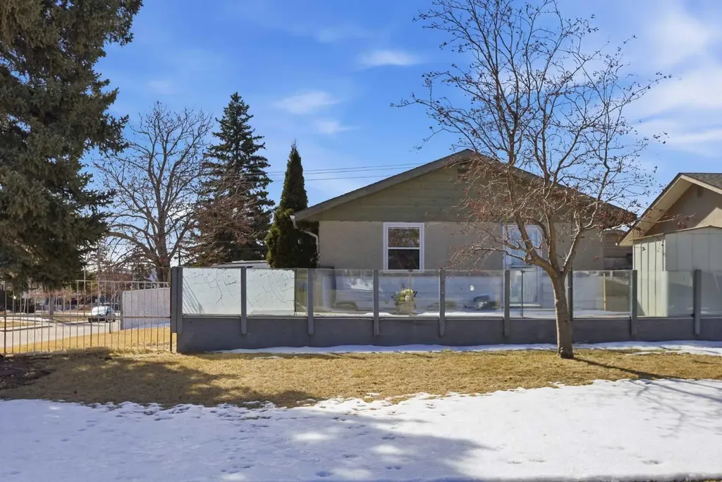 827 Forlee Drive SE Calgary AB T2A 2E7