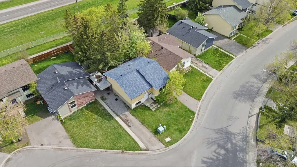 855 Whitehill Way NE Calgary AB T1Y 3G1
