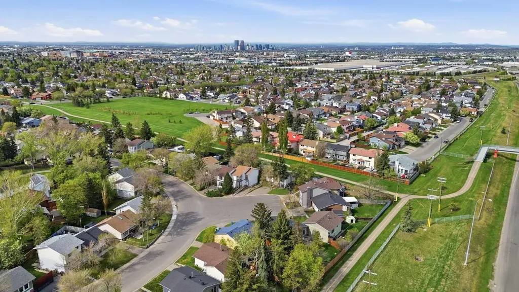 855 Whitehill Way NE Calgary AB T1Y 3G1