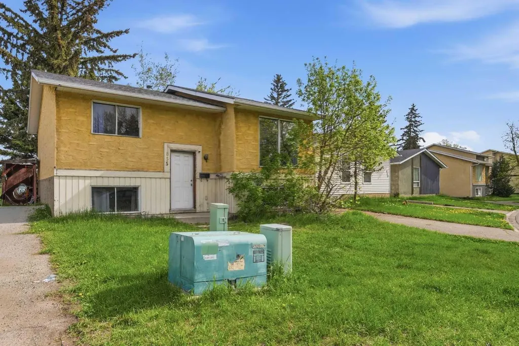 855 Whitehill Way NE Calgary AB T1Y 3G1