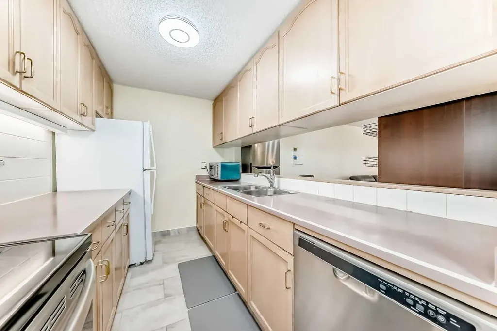 723 57 Avenue SW Calgary AB T2V 4Z3