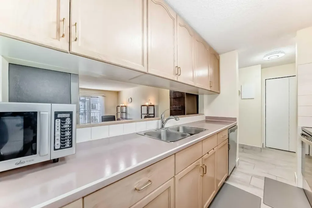 723 57 Avenue SW Calgary AB T2V 4Z3