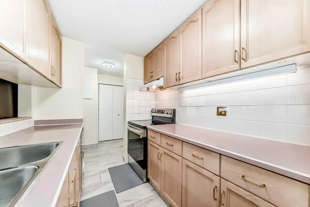 723 57 Avenue SW Calgary AB T2V 4Z3