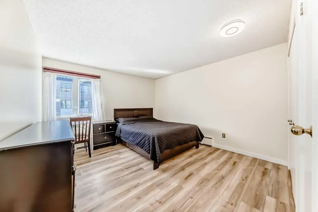 723 57 Avenue SW Calgary AB T2V 4Z3