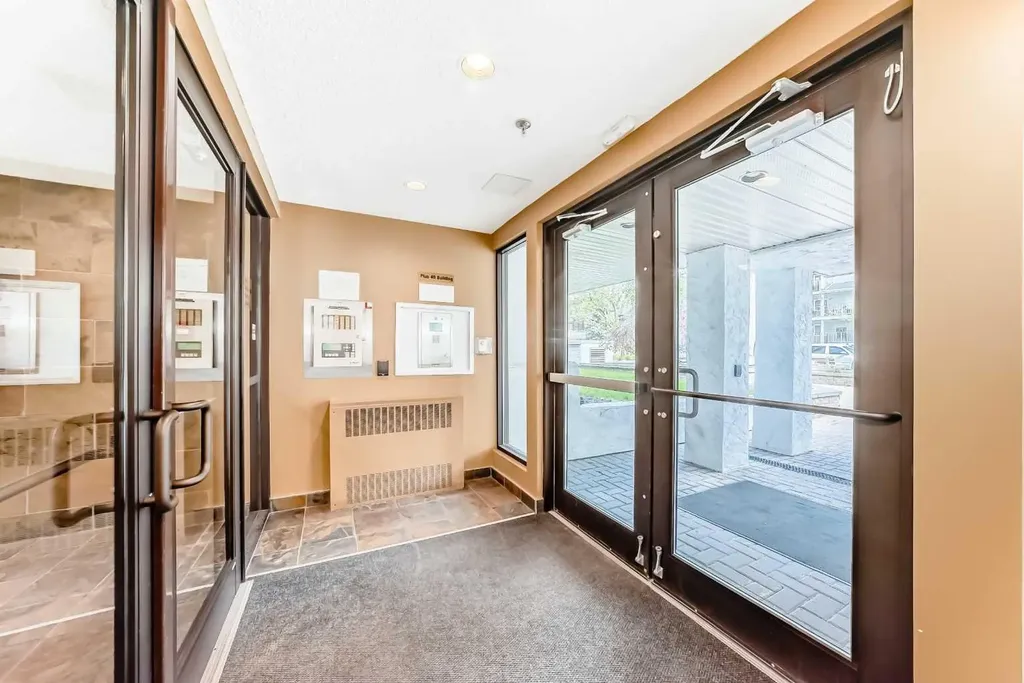 723 57 Avenue SW Calgary AB T2V 4Z3