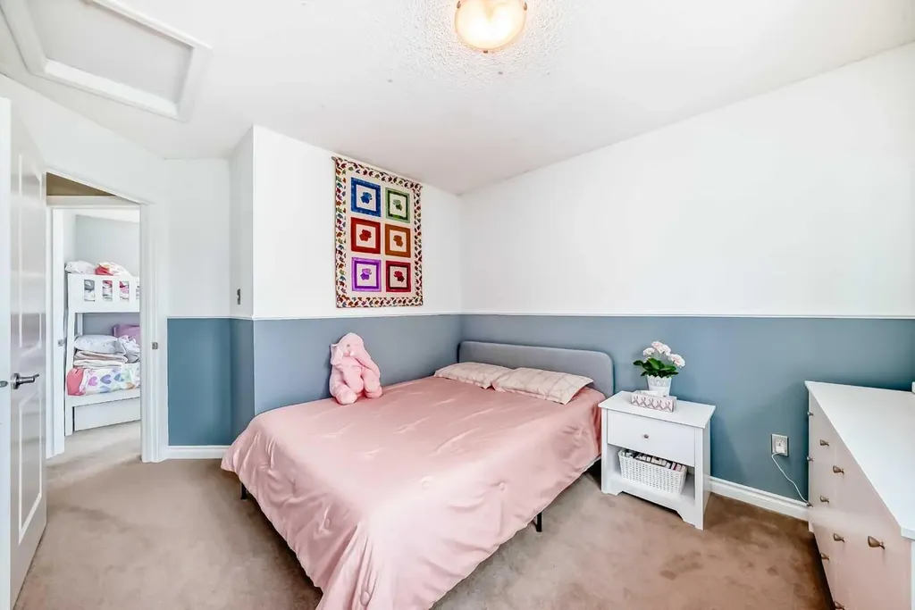 139 Wood Valley Bay SW Calgary AB T2W 5Y2