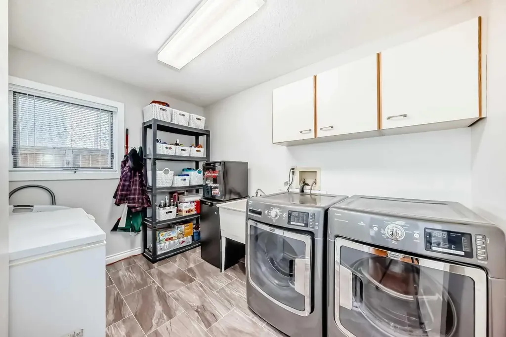 139 Wood Valley Bay SW Calgary AB T2W 5Y2