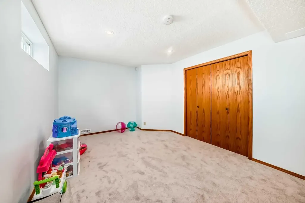 139 Wood Valley Bay SW Calgary AB T2W 5Y2