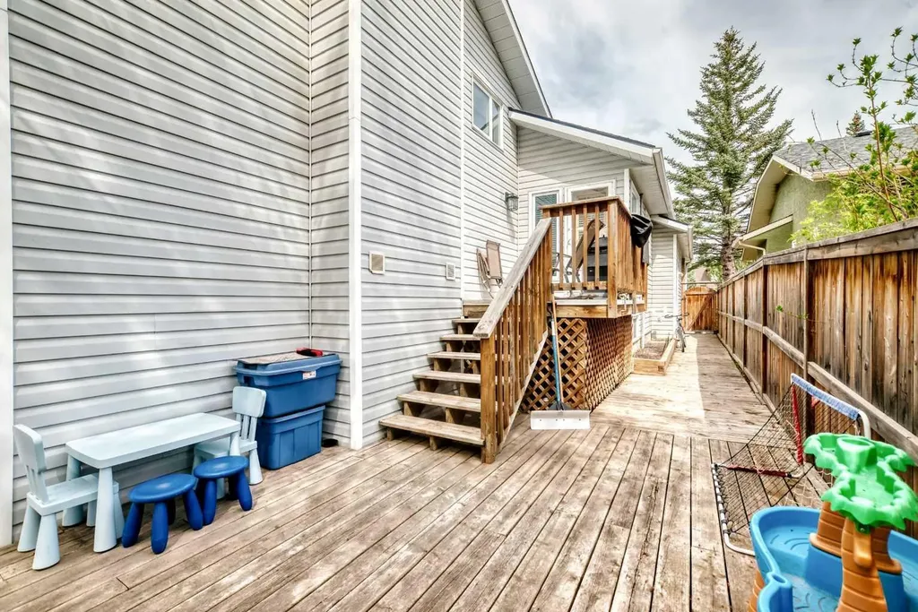 139 Wood Valley Bay SW Calgary AB T2W 5Y2