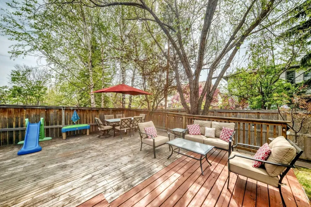 139 Wood Valley Bay SW Calgary AB T2W 5Y2
