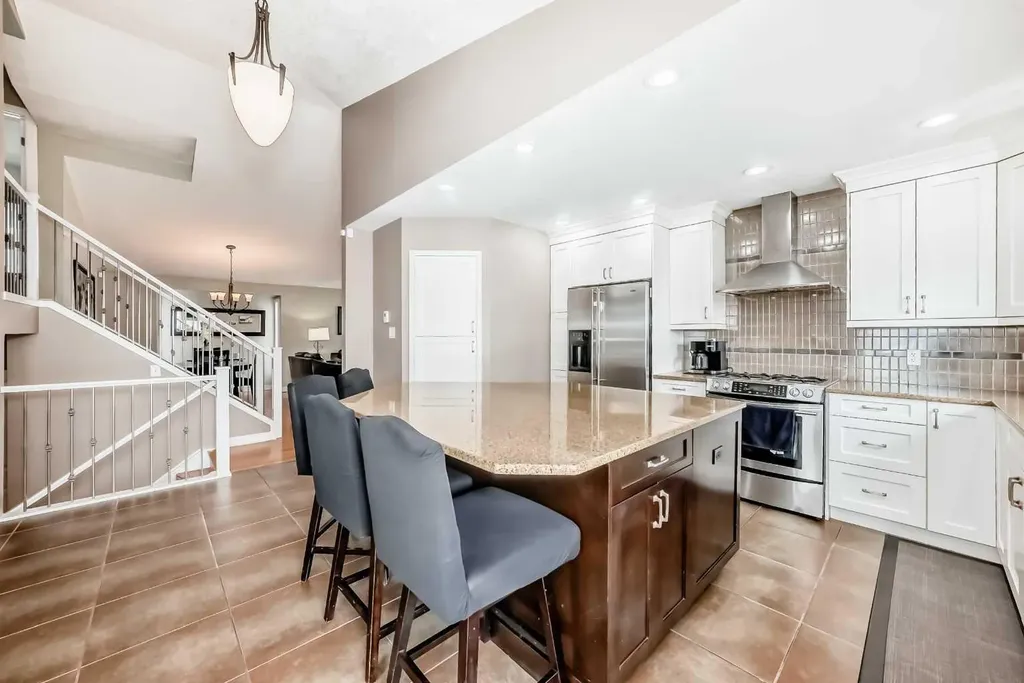 139 Wood Valley Bay SW Calgary AB T2W 5Y2