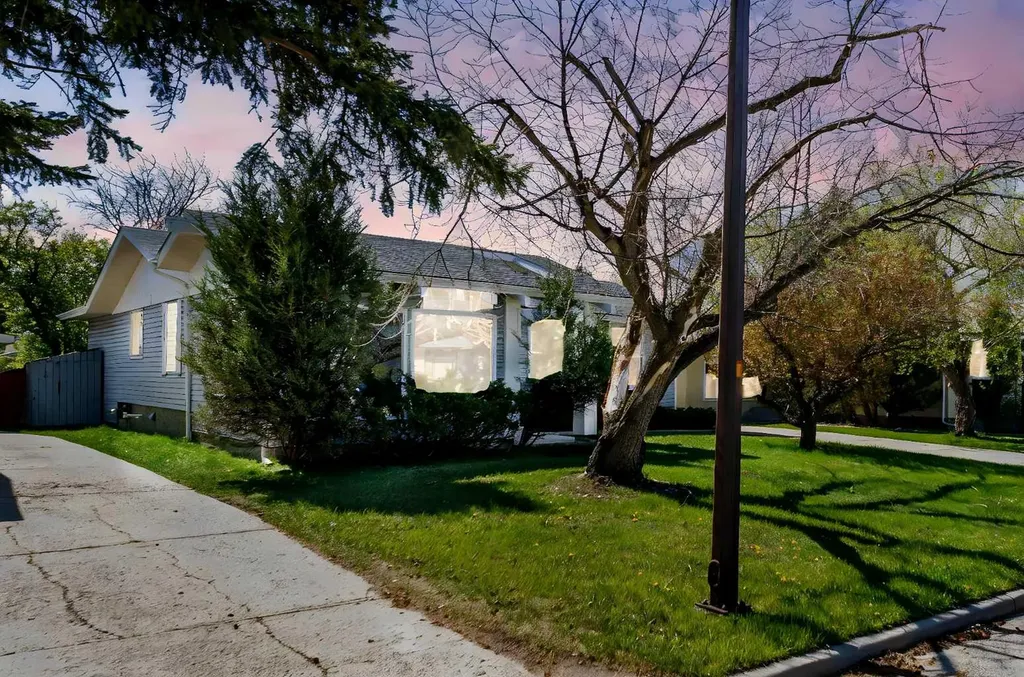 5876 Dalcastle Drive NW Calgary AB T3A 2B6