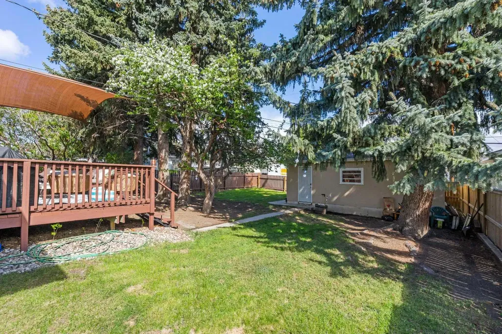 304 Blackthorn Road NW Calgary AB T2K 3S3
