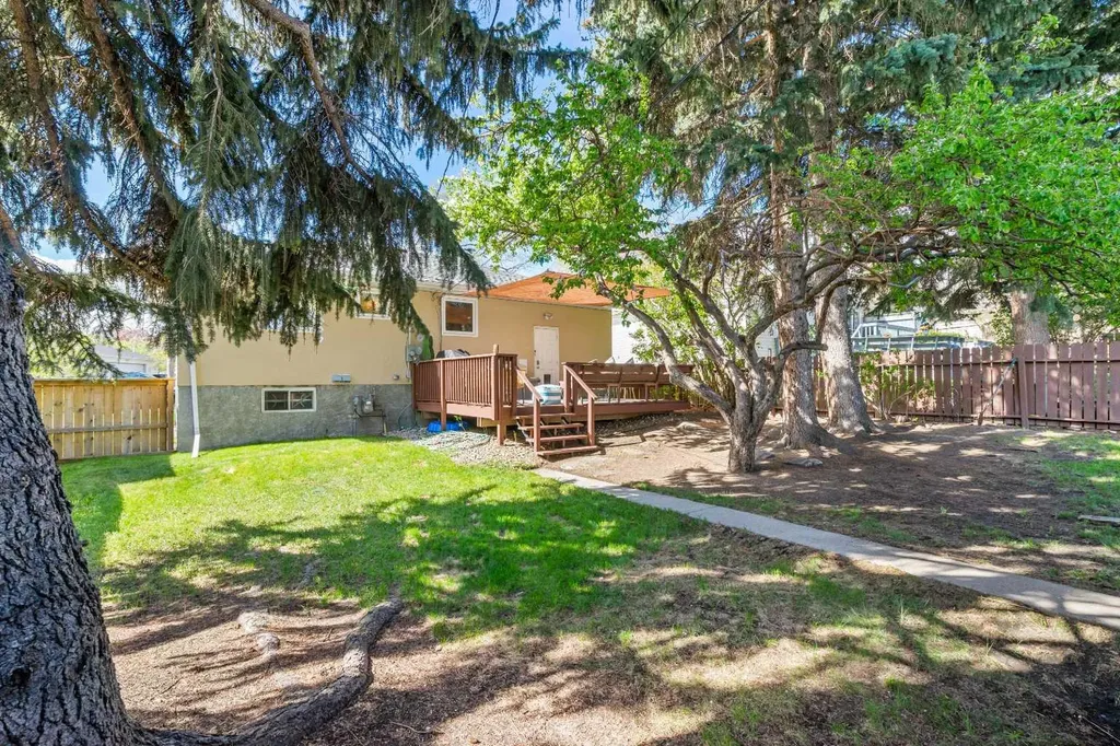 304 Blackthorn Road NW Calgary AB T2K 3S3