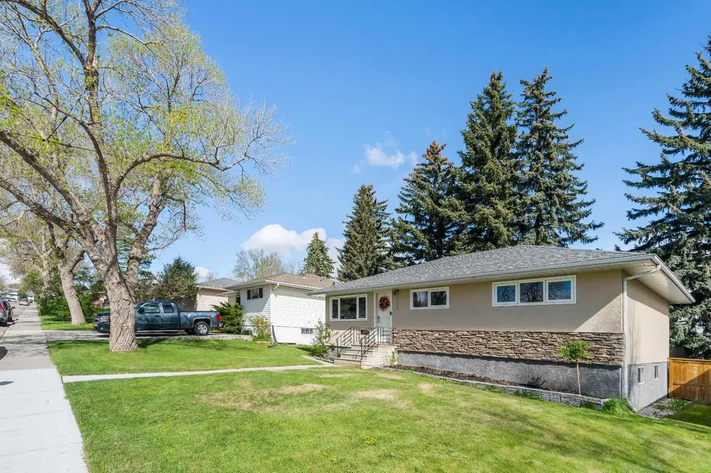 304 Blackthorn Road NW Calgary AB T2K 3S3