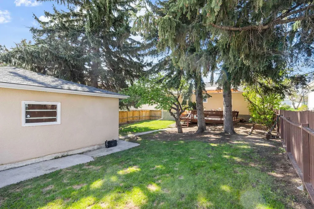 304 Blackthorn Road NW Calgary AB T2K 3S3