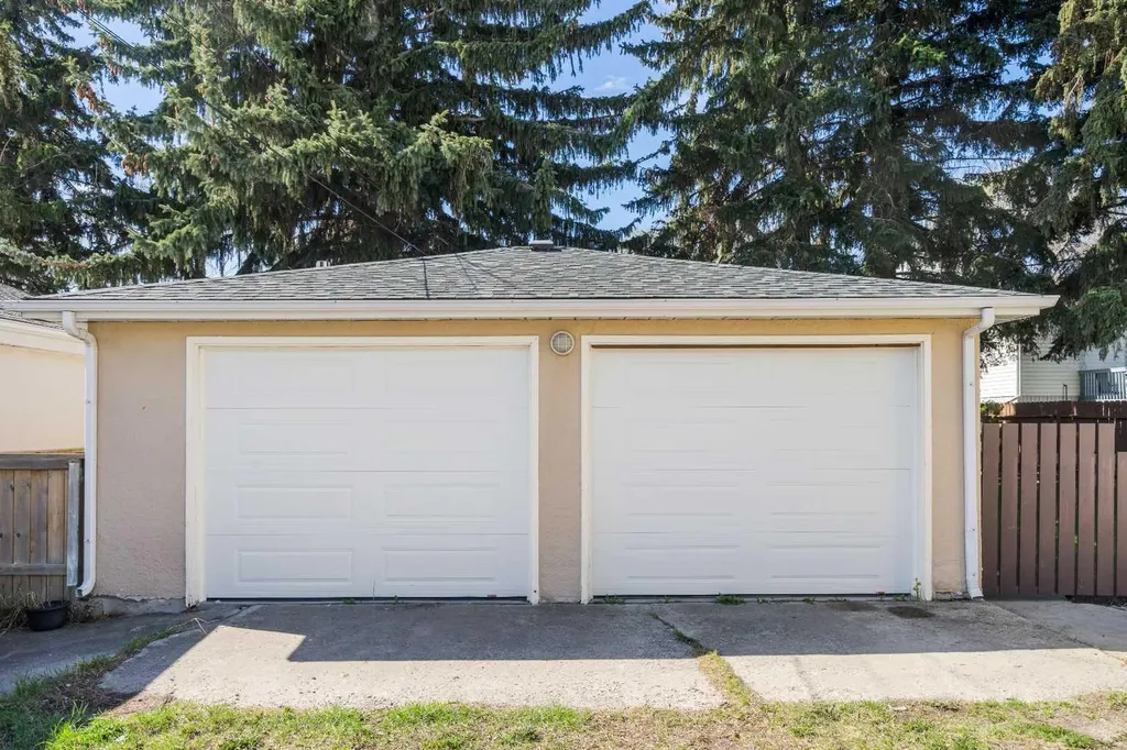 304 Blackthorn Road NW Calgary AB T2K 3S3