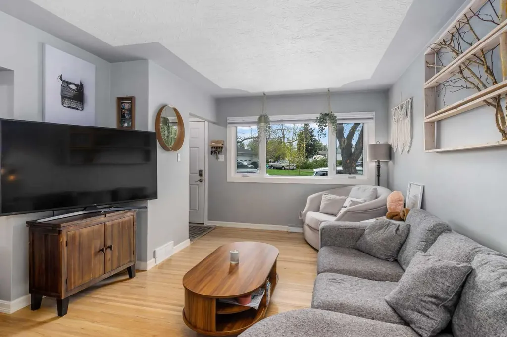304 Blackthorn Road NW Calgary AB T2K 3S3