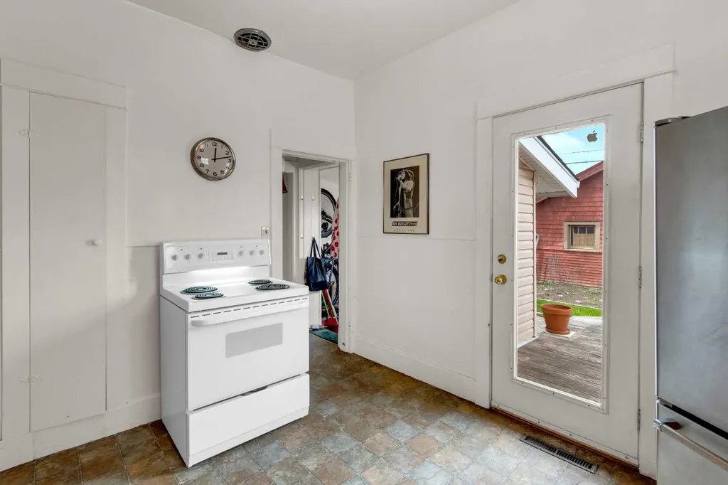 2003 26a Street SW Calgary AB T3E2B9