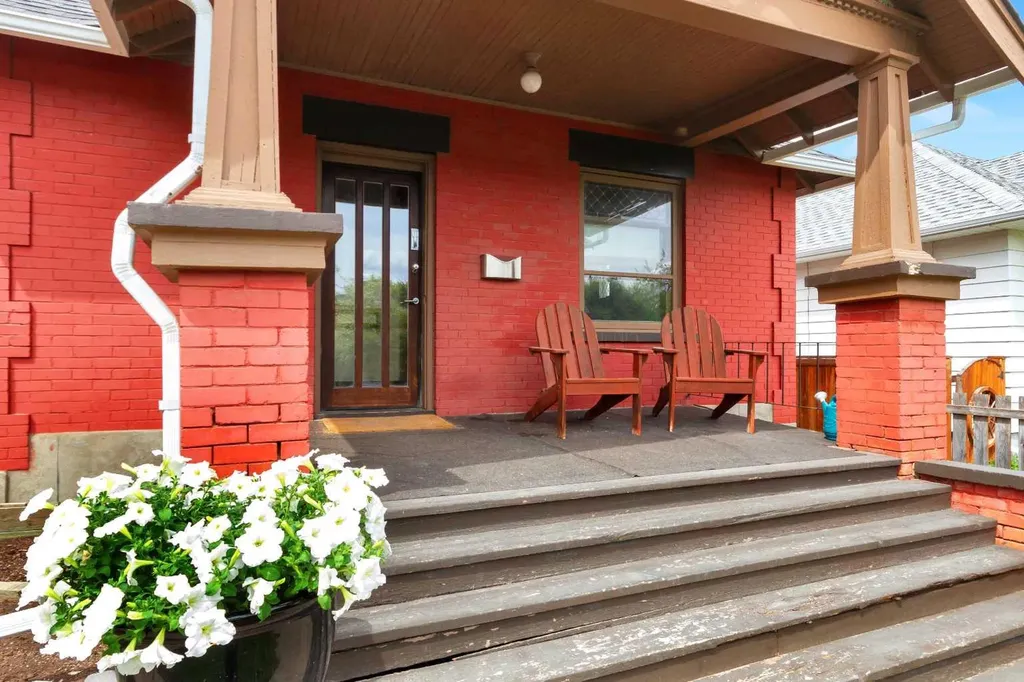 2003 26a Street SW Calgary AB T3E2B9
