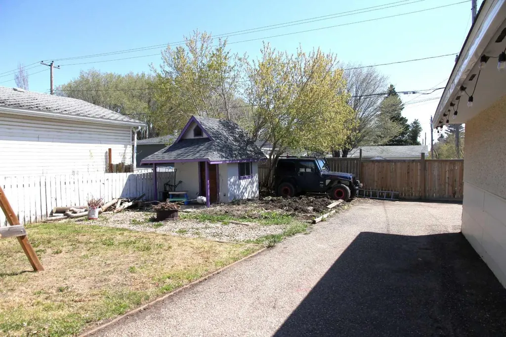 3907 49 Avenue Lloydminster SK S9V 0S1