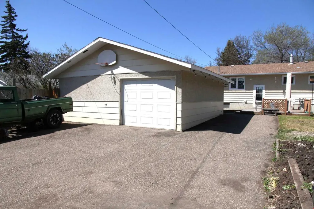 3907 49 Avenue Lloydminster SK S9V 0S1
