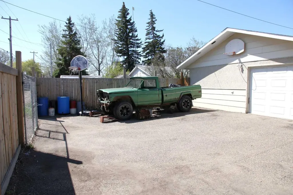 3907 49 Avenue Lloydminster SK S9V 0S1