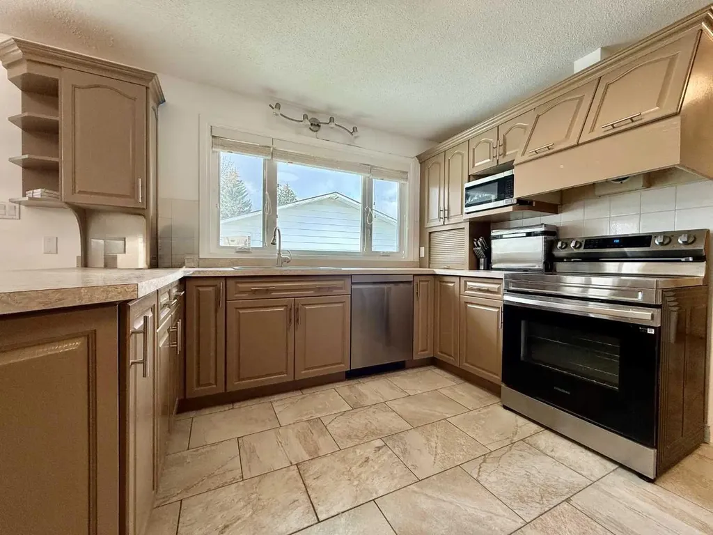 402 3 Street Wainwright AB T9W 1A1