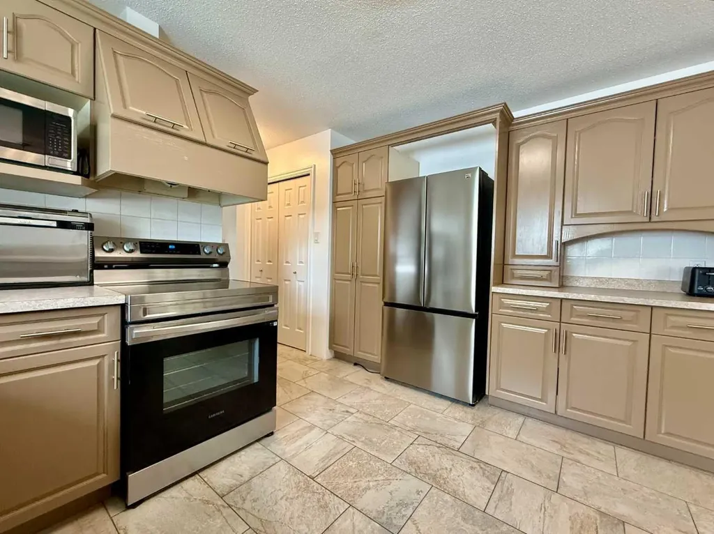 402 3 Street Wainwright AB T9W 1A1