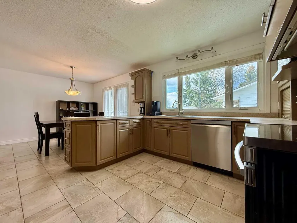 402 3 Street Wainwright AB T9W 1A1
