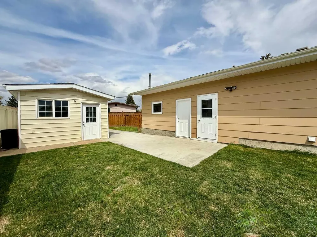 402 3 Street Wainwright AB T9W 1A1
