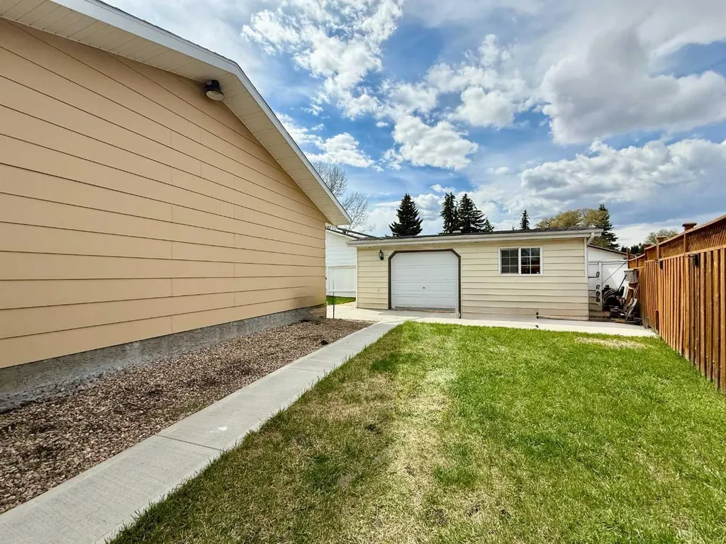 402 3 Street Wainwright AB T9W 1A1