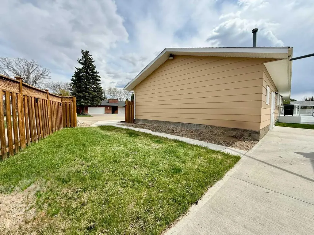 402 3 Street Wainwright AB T9W 1A1