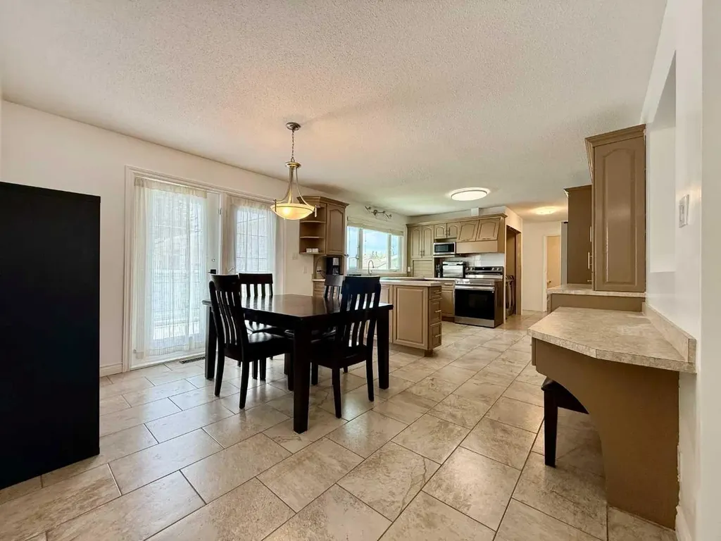 402 3 Street Wainwright AB T9W 1A1