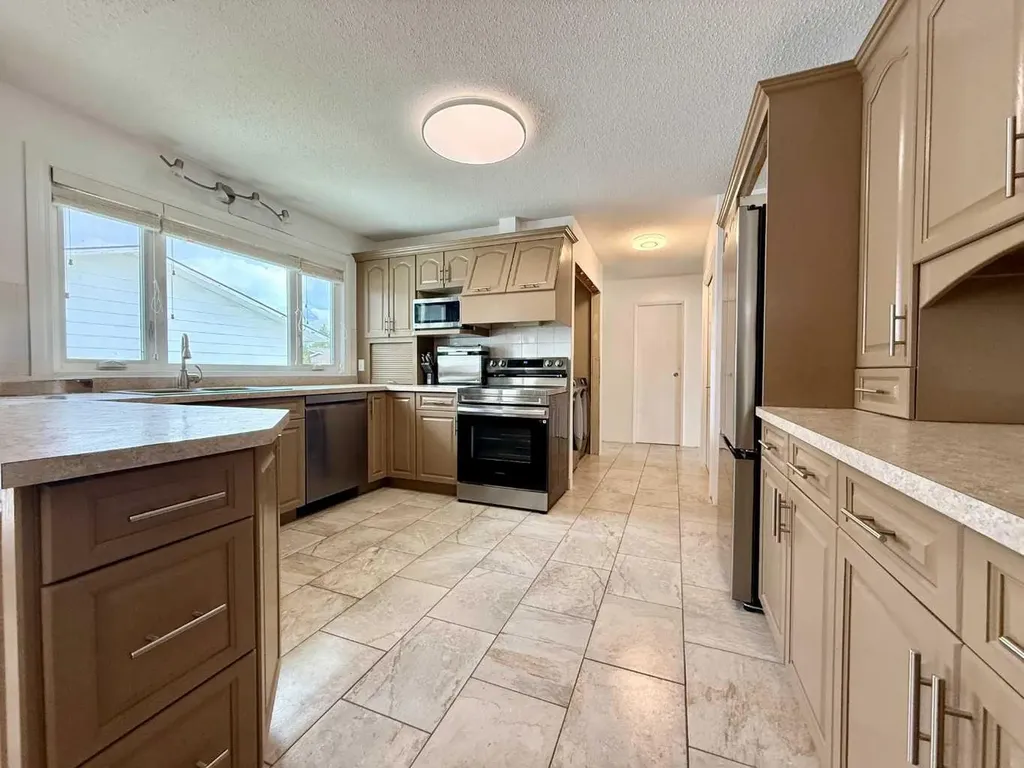 402 3 Street Wainwright AB T9W 1A1