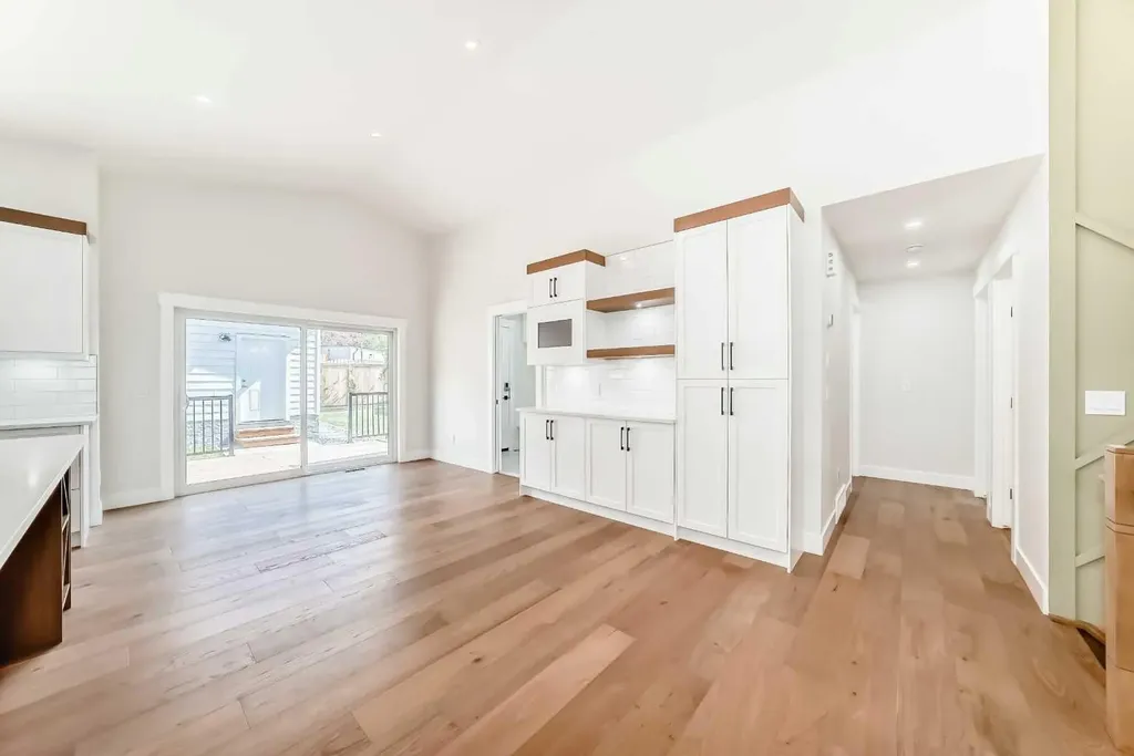 152 Capri Avenue NW Calgary AB T2L 0H5