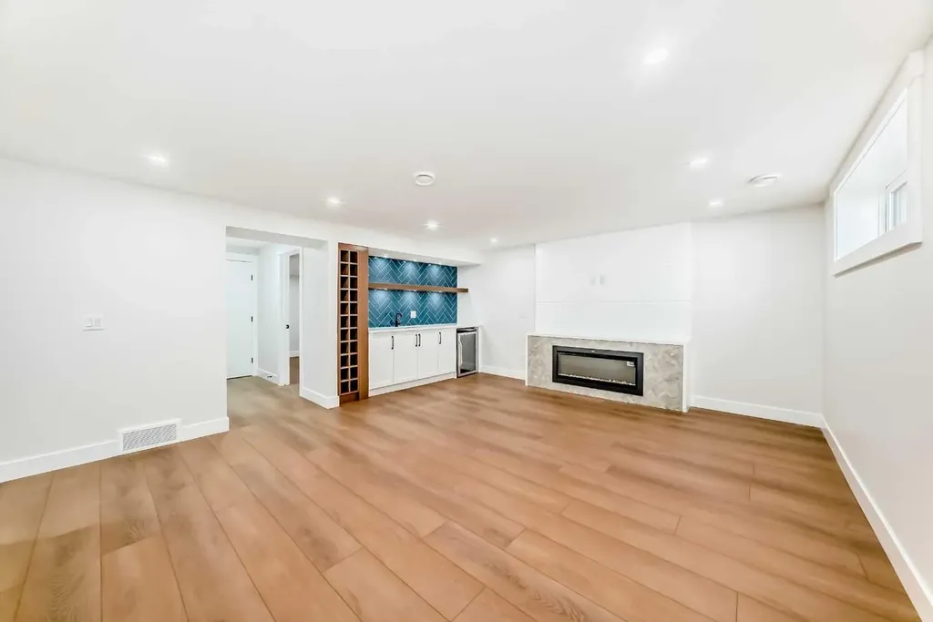 152 Capri Avenue NW Calgary AB T2L 0H5