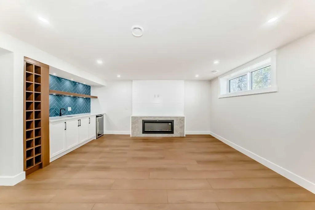 152 Capri Avenue NW Calgary AB T2L 0H5