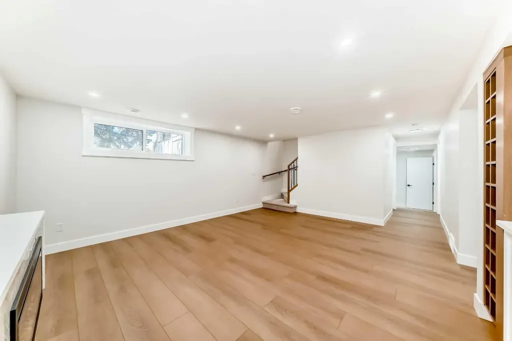 152 Capri Avenue NW Calgary AB T2L 0H5