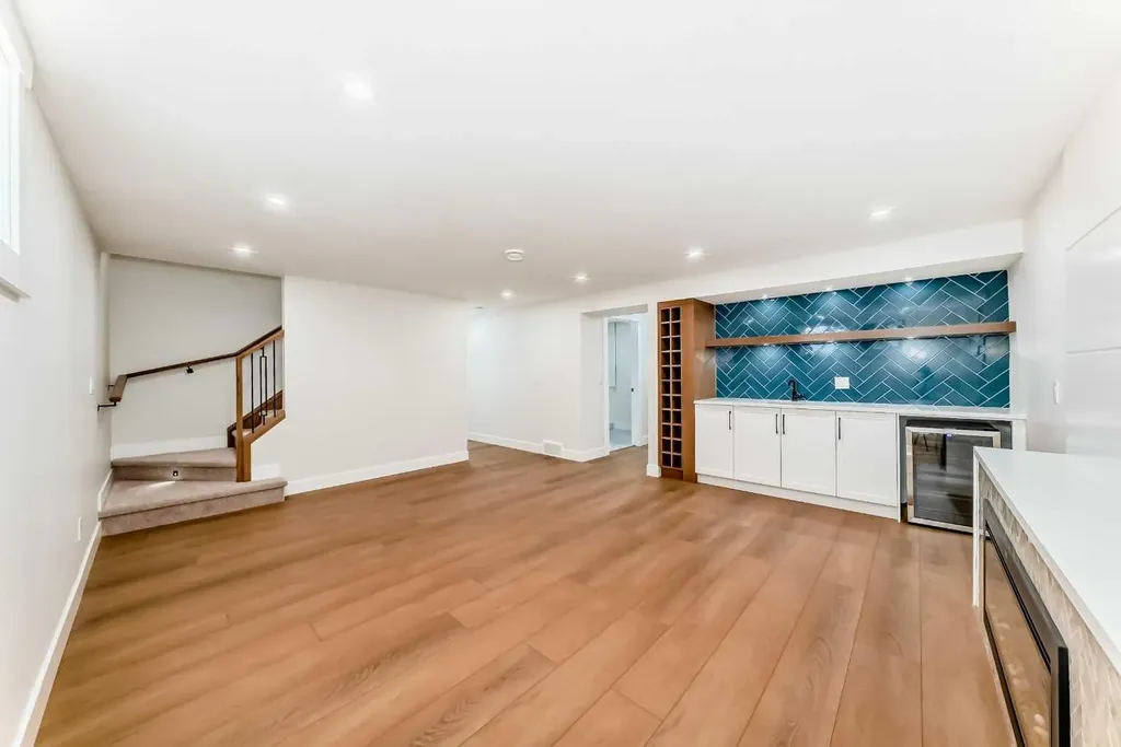 152 Capri Avenue NW Calgary AB T2L 0H5