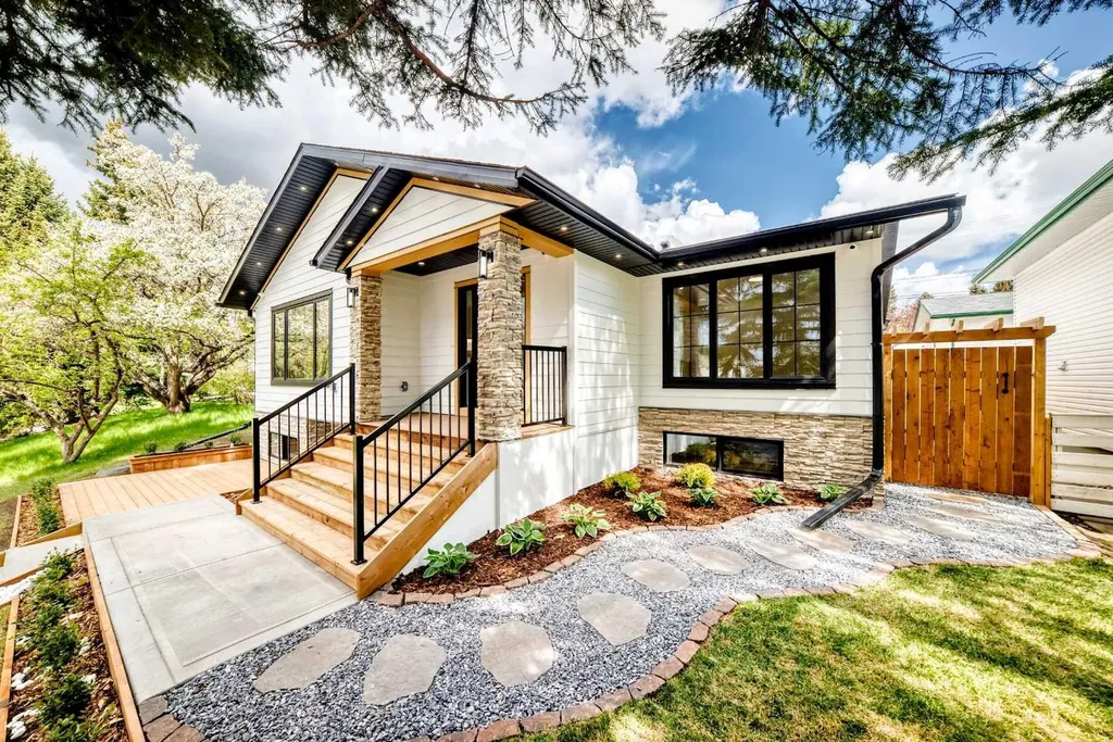 152 Capri Avenue NW Calgary AB T2L 0H5