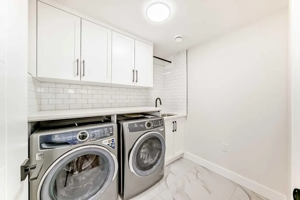 152 Capri Avenue NW Calgary AB T2L 0H5