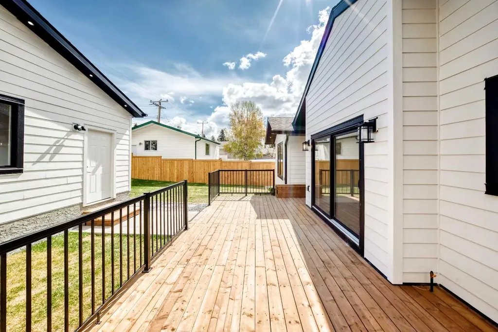 152 Capri Avenue NW Calgary AB T2L 0H5