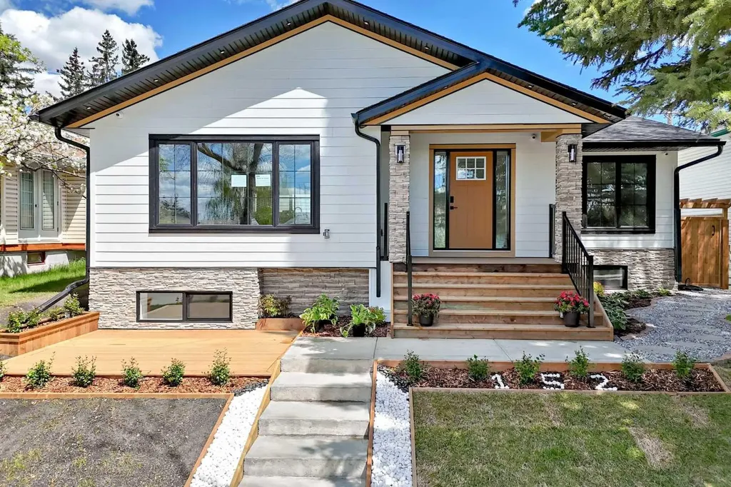 152 Capri Avenue NW Calgary AB T2L 0H5