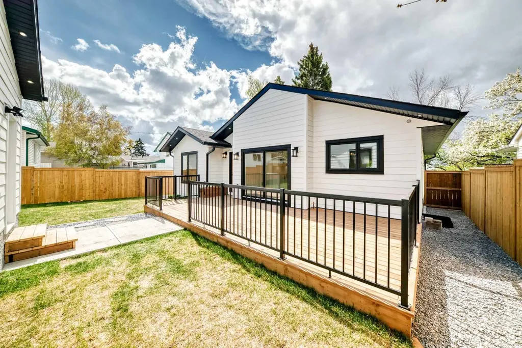 152 Capri Avenue NW Calgary AB T2L 0H5