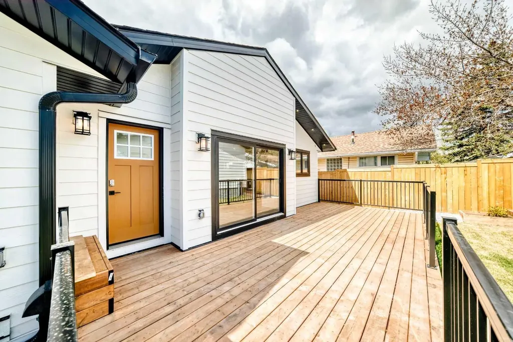 152 Capri Avenue NW Calgary AB T2L 0H5